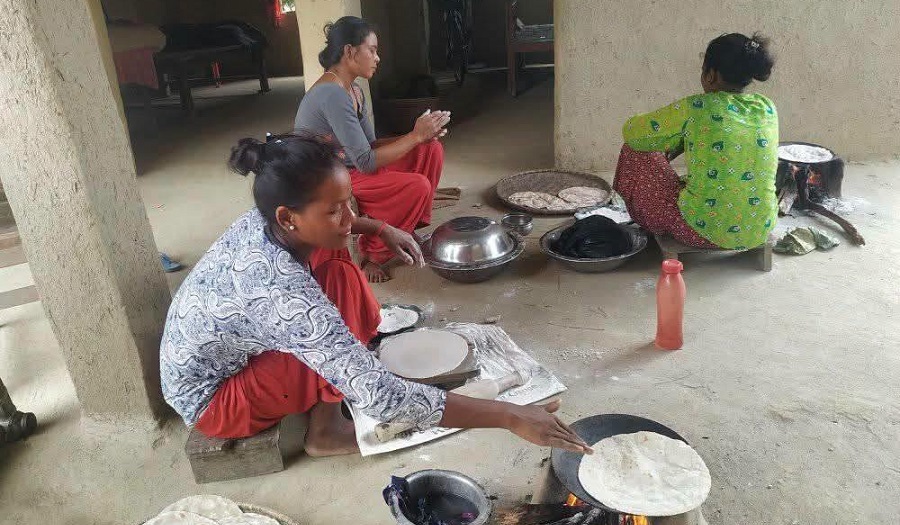 सूर्यको उपासना गर्दै थारू समुदायमा अट्वारी पर्व मनाइँदै