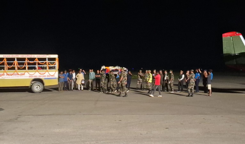 बिपीन जोशीको शव  कन्चनपुरमा घरमा आफन्तलाई बुझाइयो