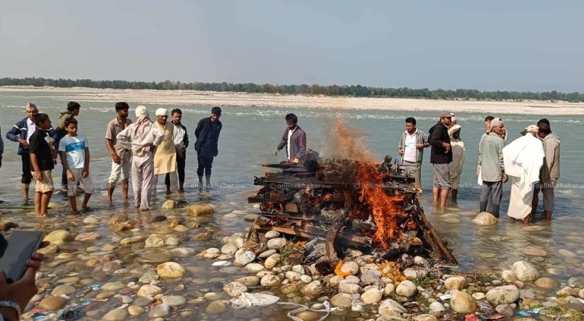 विपीन जोशीको महकाली किनारमा अन्त्येष्टि, शवयात्रामा हजारौंको सहभागिता