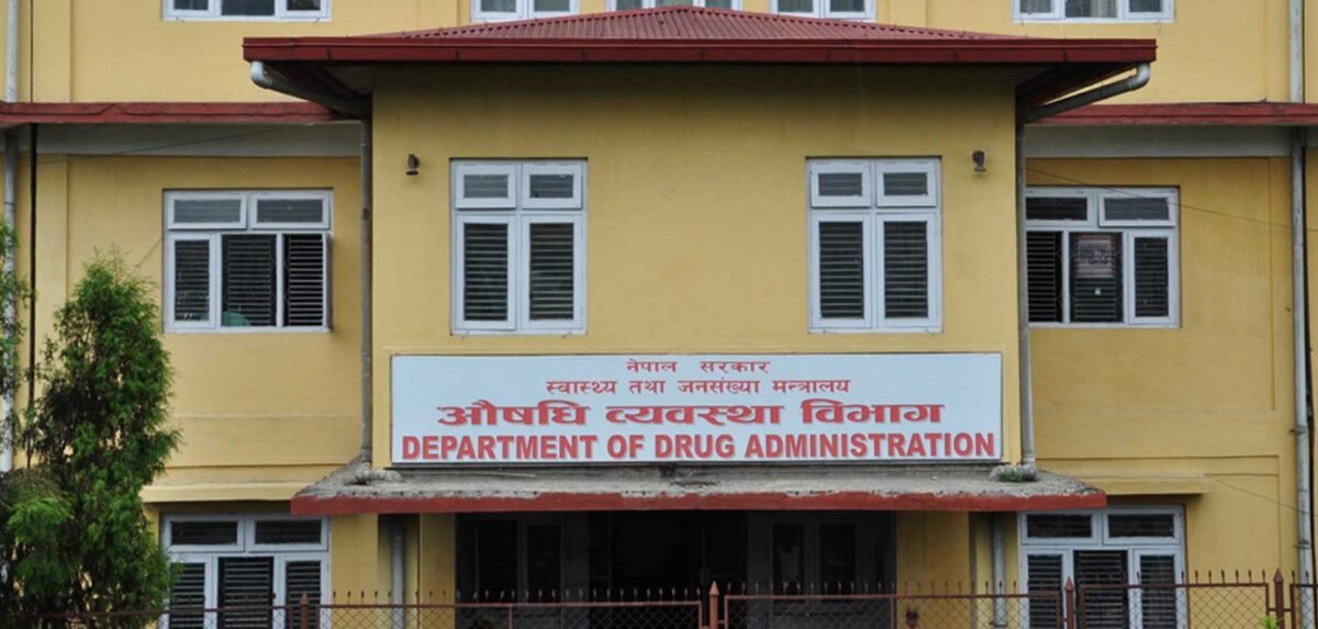 औषधी व्यवस्था बिभागद्धारा कैलालीका एक फार्मेसी बिरुद्ध मुद्धा दर्ता, तीन फार्मेसीमा सिल