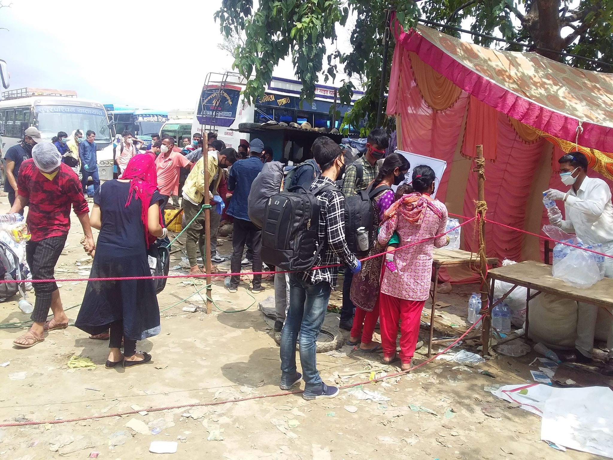 भोलेन्टियर कर्पद्वारा गौरीफन्टा नाकामा खाजा बितरण
