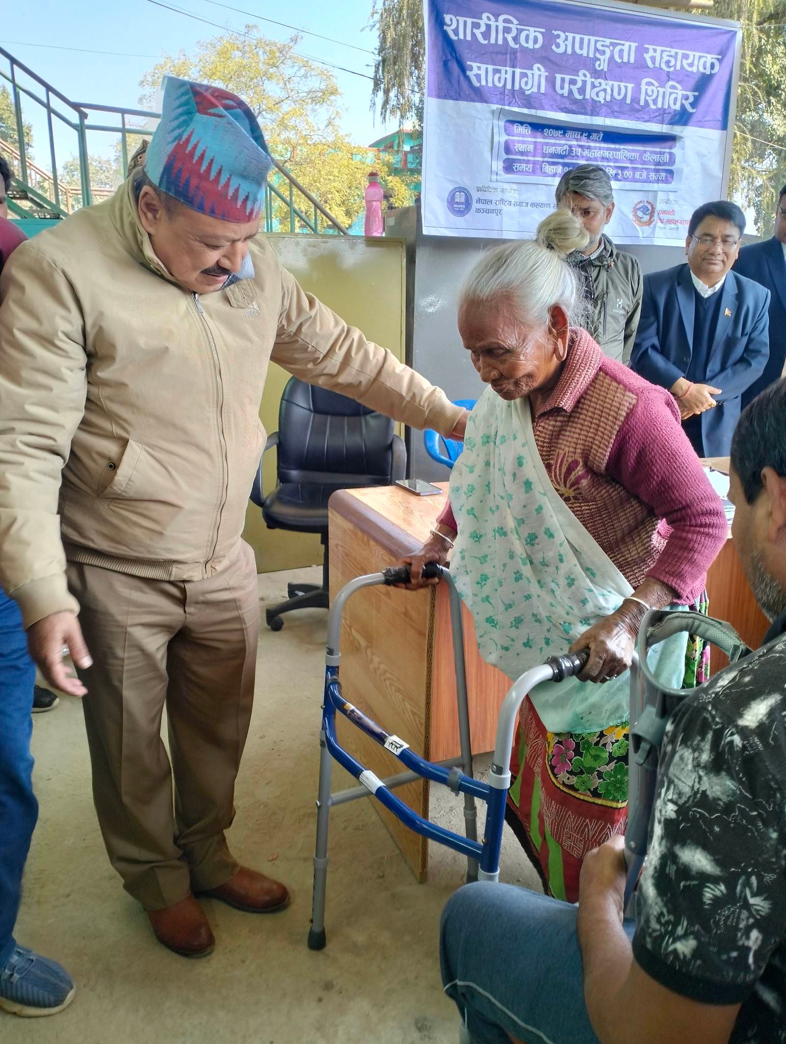 धनगढी उपमहानगरपालिकाद्धारा अपाङ्गता भएका व्यक्तिलाई सहायक सामाग्री वितरण