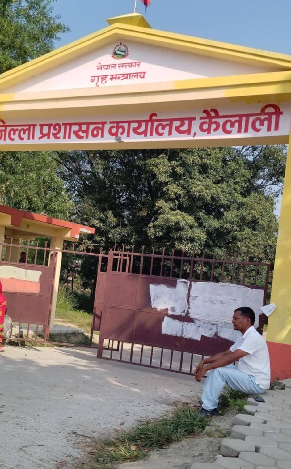 सरकारले तोकेको धानको मुल्य नपाएको विरोधमा जिल्ला प्रशासन अगाडी धर्ना