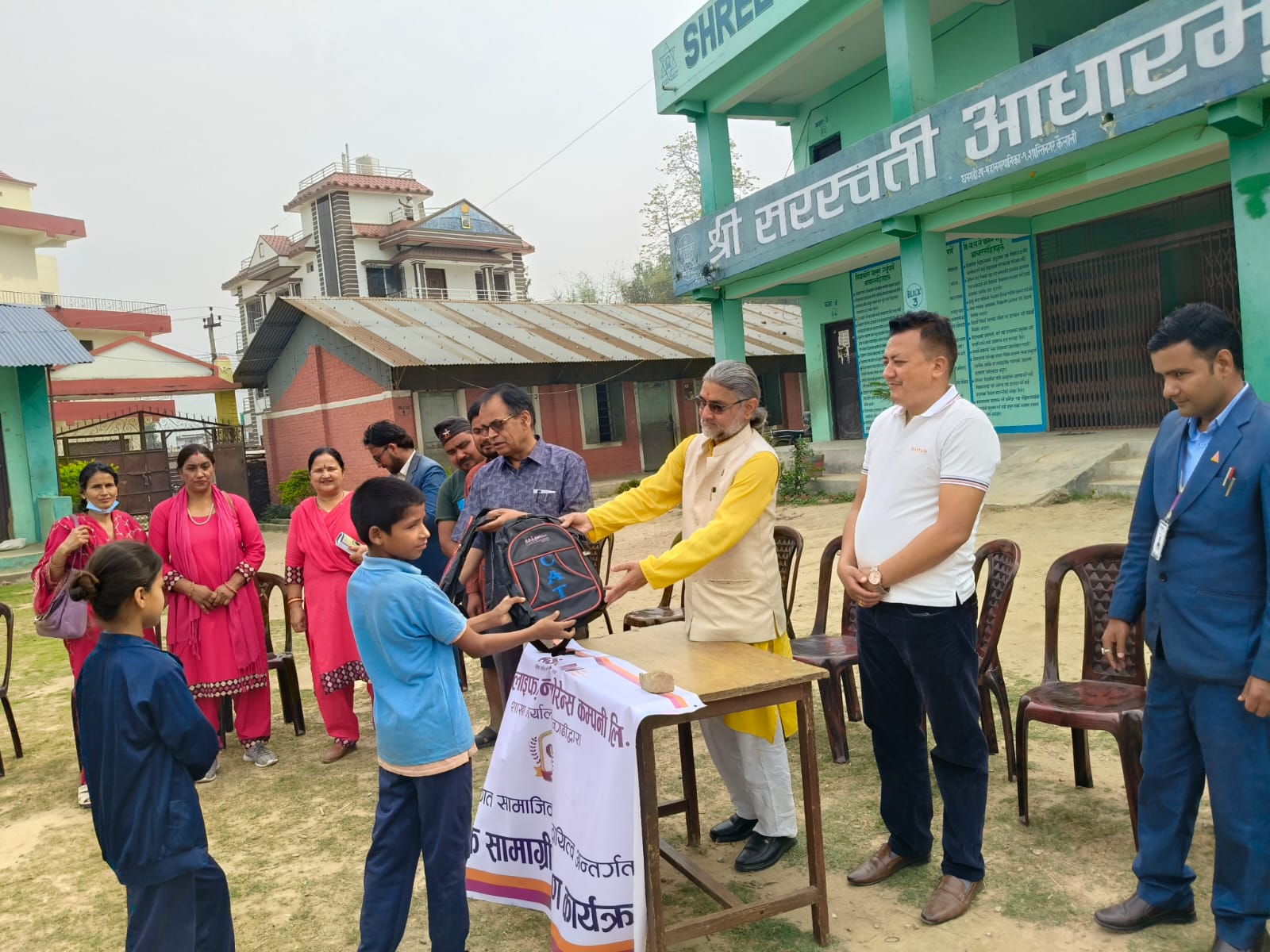 एशियन लाइफ इन्स्योरेन्सद्धारा सरस्वती आधारभूत विद्यालयका बिद्यार्थीलाई ब्याग प्रदान