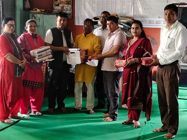 दाइजो  कृषि सहकारीद्धारा   शिव माविका बिद्यार्थीलाई  शैक्षिक सामाग्री प्रदान