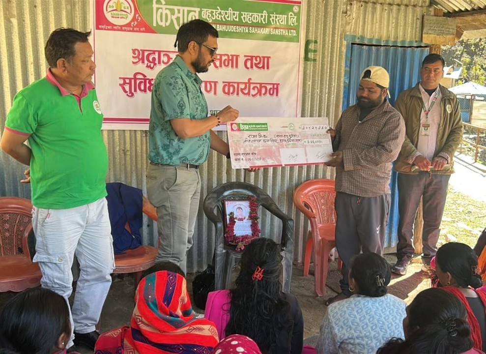 किसान सहकारीद्धारा मृतक शेयर सदस्यका परिवारलाई ३ लाख ४६ हजार प्रदान