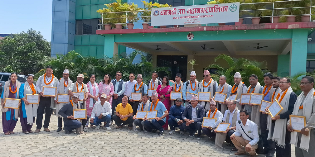 कक्षा ८ को उत्कृष्ट नतिजा ल्याउने बिद्यालयहरु धनगढी उपमहानगरपालिकाद्धारा सम्मानित