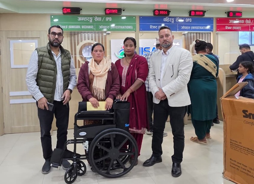 कञ्चनपुरका असक्त गणेश चौधरीलाई तिर्थराज पन्तद्वारा ह्विलचेयर र नगद सहयोग