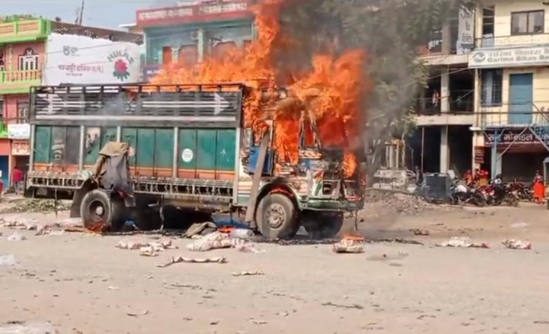 ट्रकको ठक्करबाट मृत्यु भएकी महिलाको शव टिकापुर अस्पतालमा राखियो, ५ घण्टा पछि खुल्यो पूर्व पश्चिम राजमार्ग