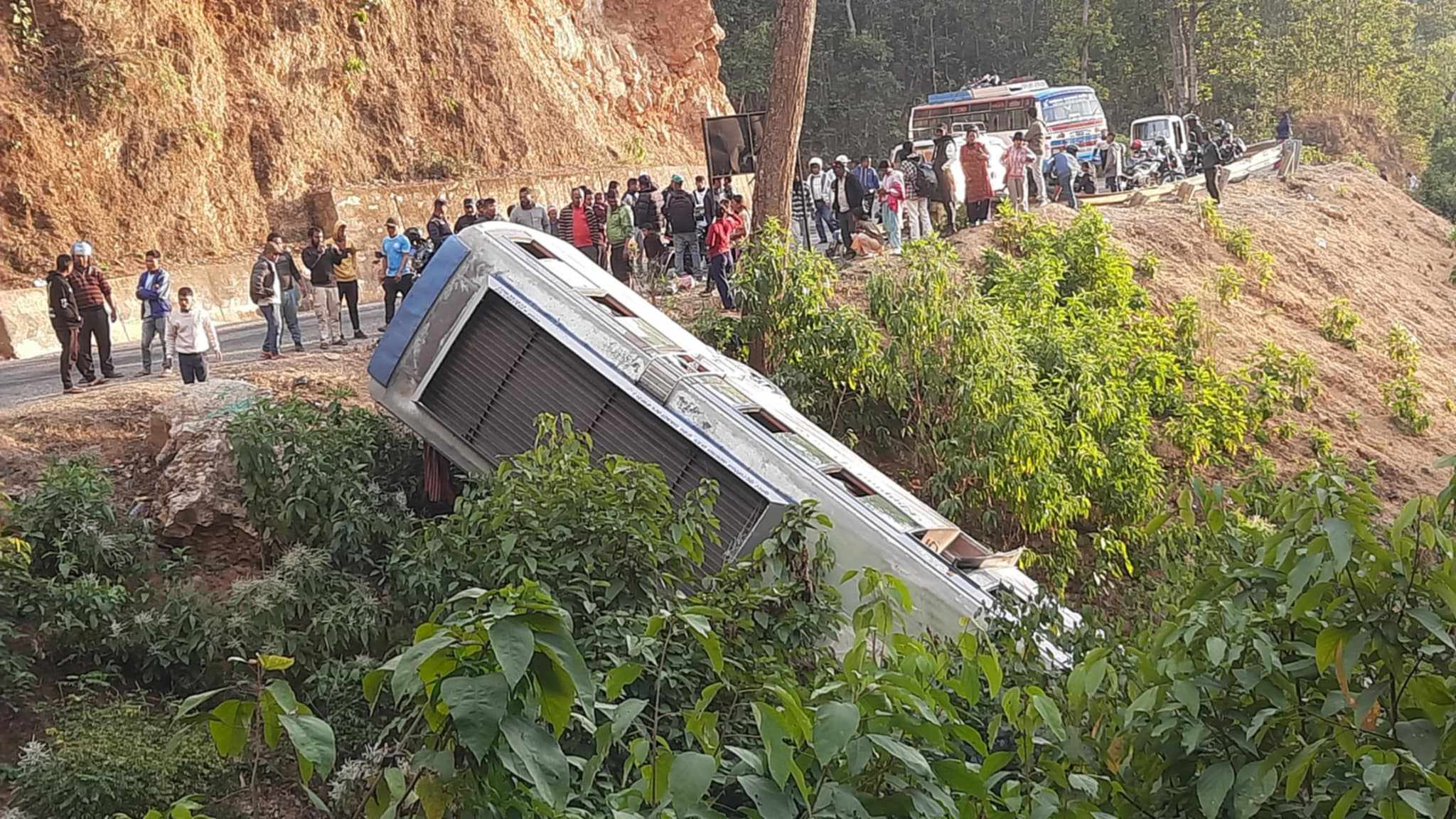 बाजुराबाट पोखरा हिँडेको बस सुर्खेतमा दुर्घटना