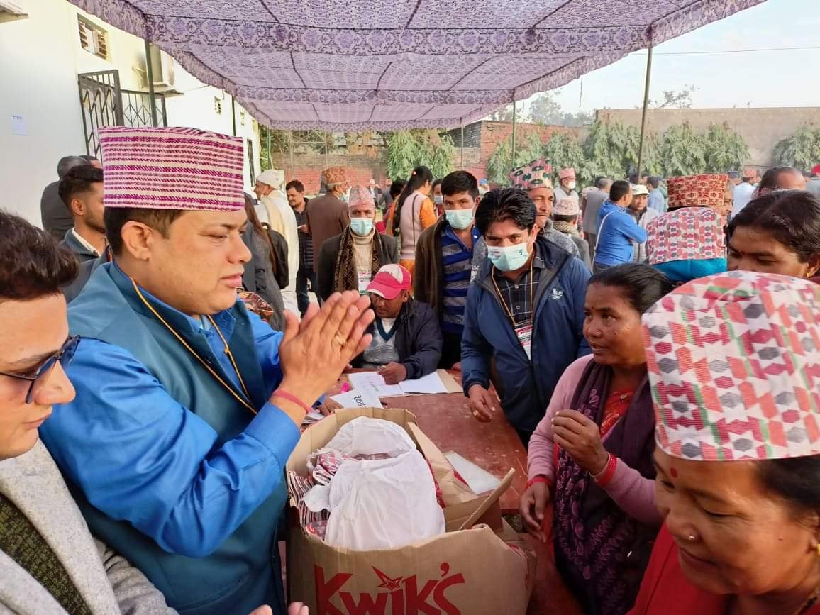 कांग्रेस नेता  भण्डारीद्वारा  प्रदेश अधिवेसनमा आउने प्रतिनिधीलाई टोपि, किताव, झोला र  डायरी वितरण