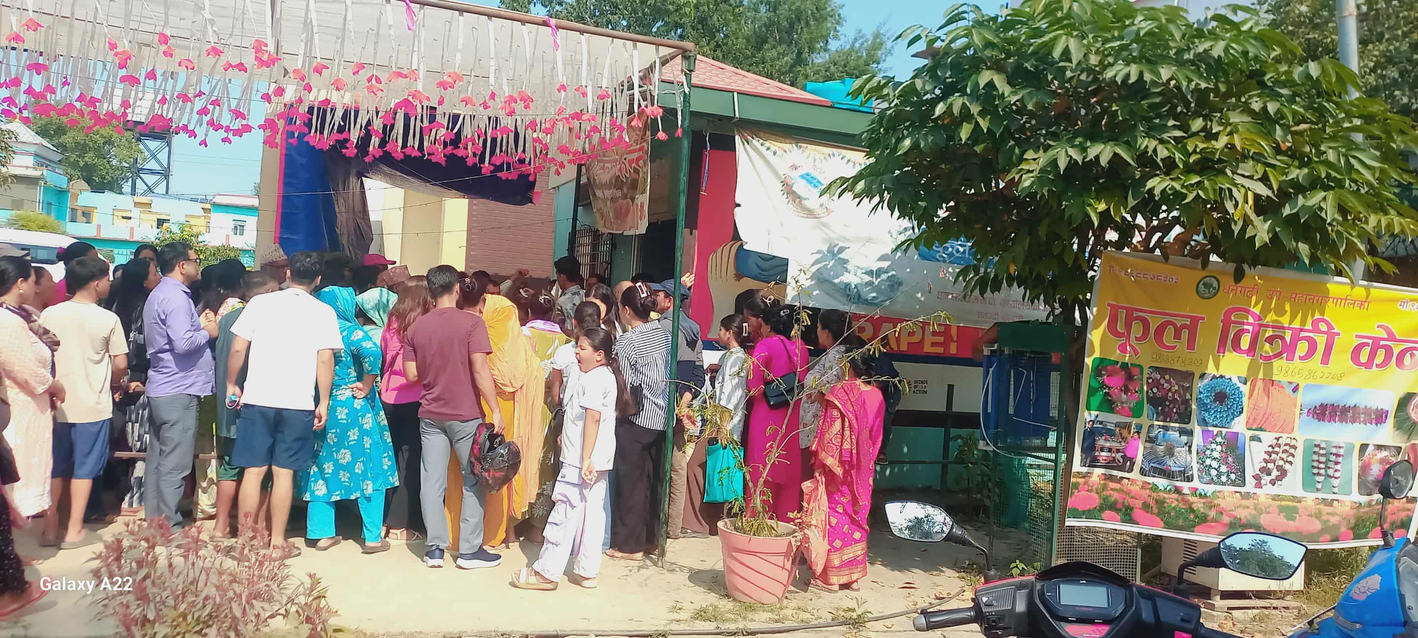 फुलका माला  किन्न घण्टौं लाइन