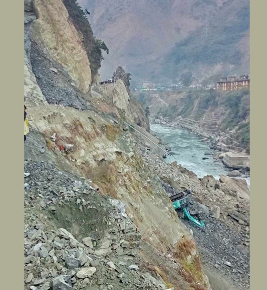 महाकाली राजमार्गमा पहिरो खस्दा सडक खनिरहेको जेसीबी पल्टियो