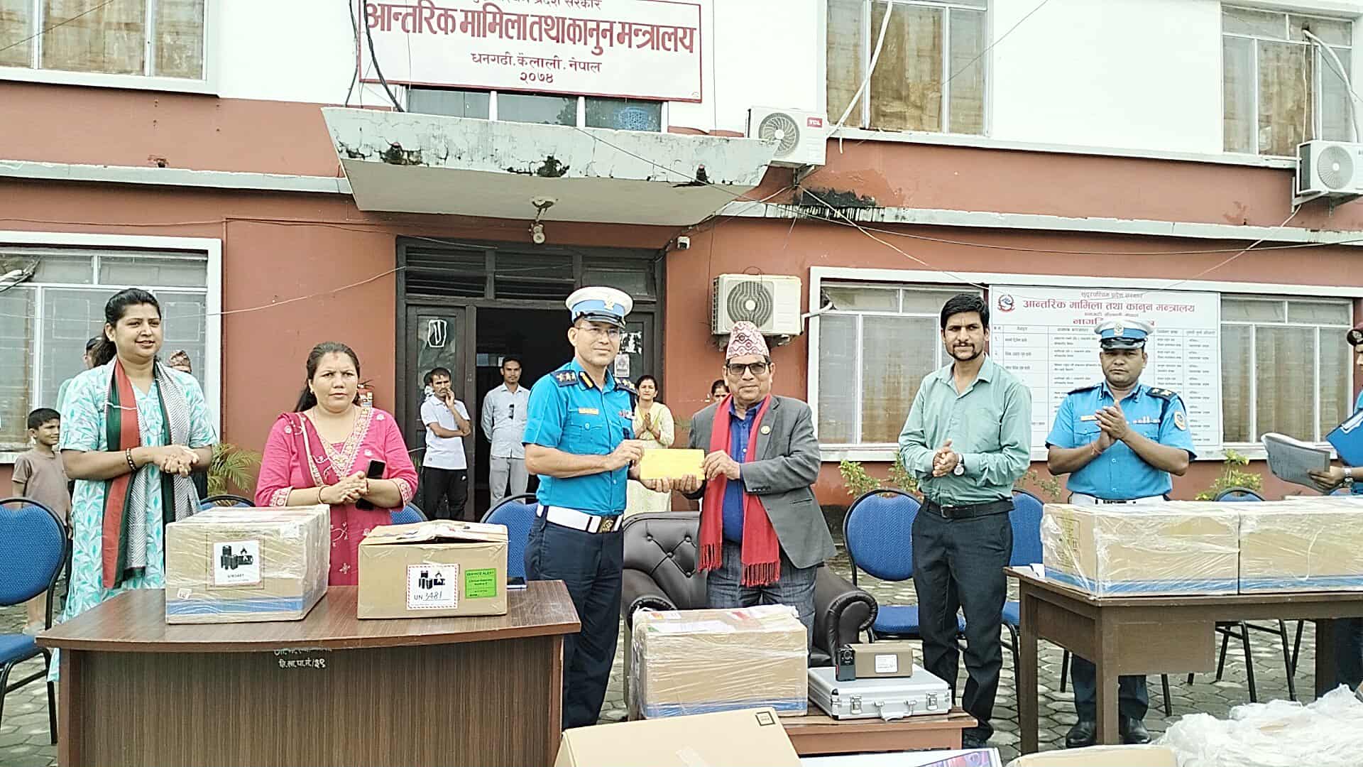 ट्राफिक प्रहरीलाई सुरक्षा सामाग्री हस्तान्तरण