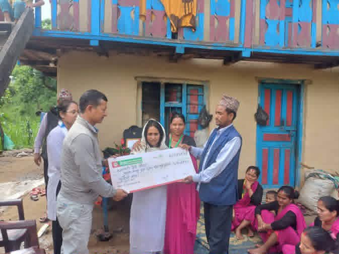 शोकमा डुबेको परिवारलाई किसान सहकारीको सहायता