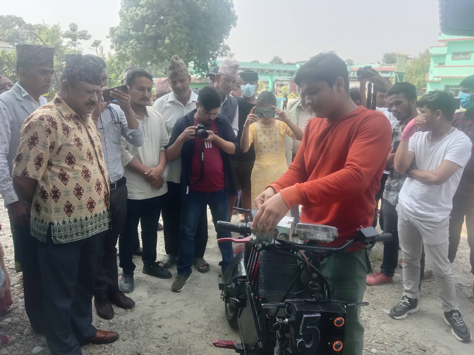 विद्यार्थीले बनाए विद्युतिय मोटरसाईकल