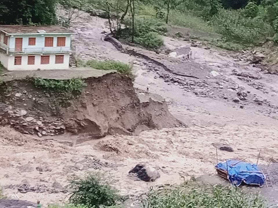 निर्माणाधिन सडकले खोला थुन्दा ठुलो क्षति निम्त्यायो