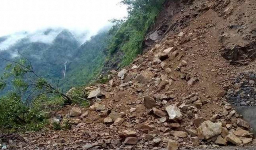 अछाममा सुख्खा पहिरोले सडक अवरुद्ध