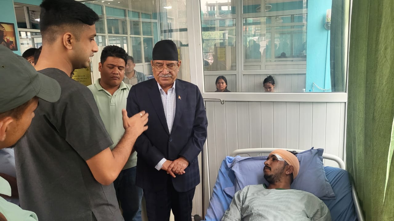 घाइते विद्यार्थी नेतालाई भेट्‌न अन्नपूर्ण न्यूरो अस्पतालमा प्रचण्ड
