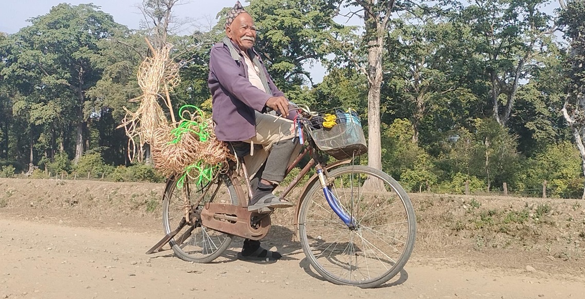 ८४ वर्षका राम साइकलमा गाउँ डुल्दै गर्छन् डोरीको व्यापार