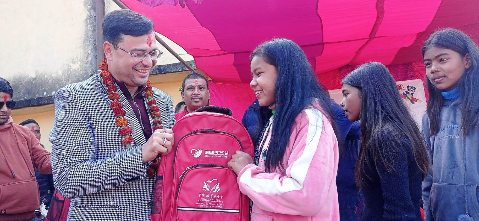 धनगढीका २२ सय भन्दा बढी वालवालिकालाई शैक्षिक सामाग्री