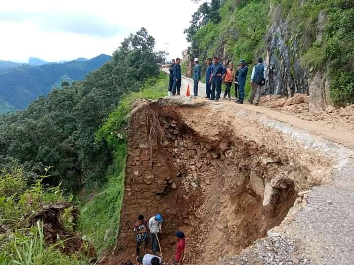 जयपृथ्वी राजमार्गमा पहिरो जाँदा बझाङको यातायात अबरुद्ध