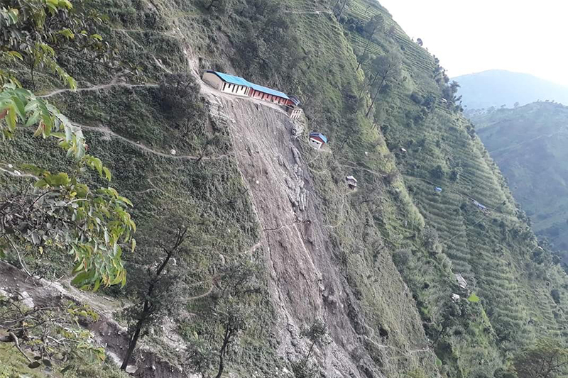 पहिरोले विद्यालय भवनमा क्षति