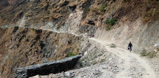 भीमदत्त राजमार्गको बुढीतोला सडक खण्डमा खाली गाडी मात्रै छोडीदै